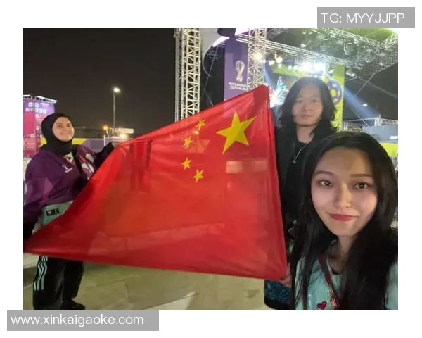 足球明星高举国旗的高清照片展现激情与荣耀的瞬间